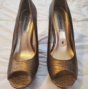 LIKE NEW Steve Madden Gold Metallic Wedges